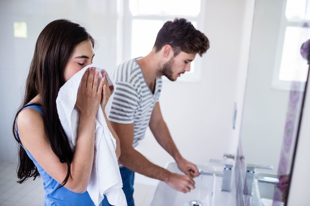 Pareja joven, en, cuarto de baño, en, mañana