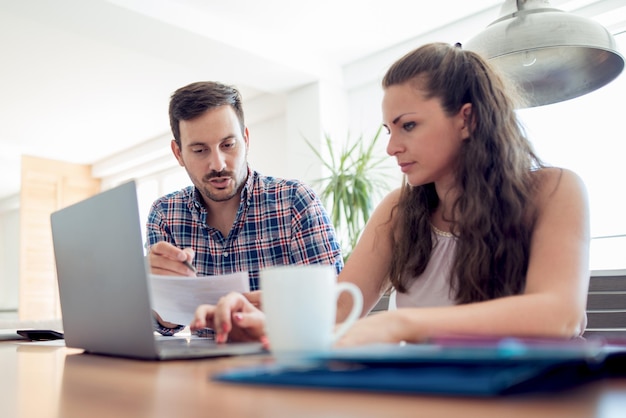 Pareja joven con cuentas