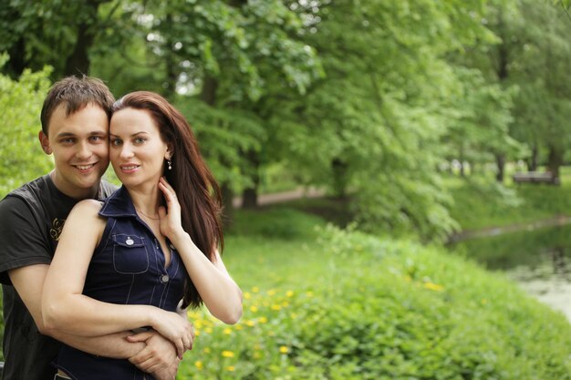 Pareja joven dando un paseo