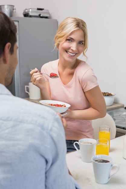 Pareja joven desayunando en casa