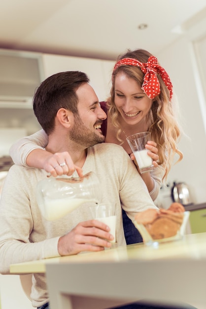 Pareja joven desayunando en casa