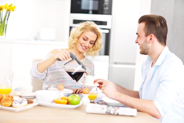 pareja joven desayunando en la cocina