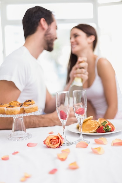 Pareja joven con un desayuno romántico