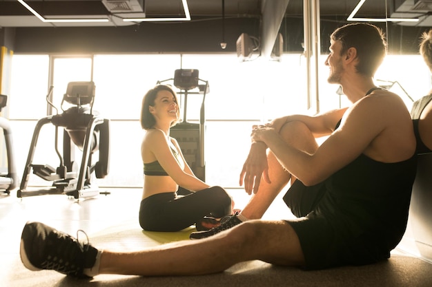 Pareja joven descansando después del entrenamiento