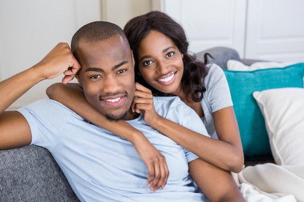 Pareja joven descansando en el sofá