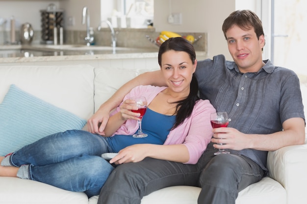 Pareja joven descansando en el sofá