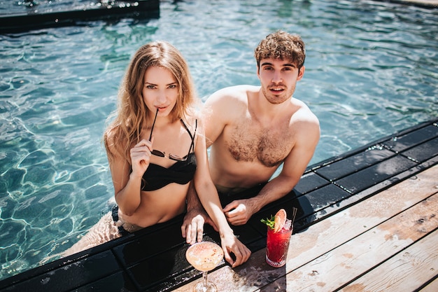 Pareja joven, descansar, en, piscina