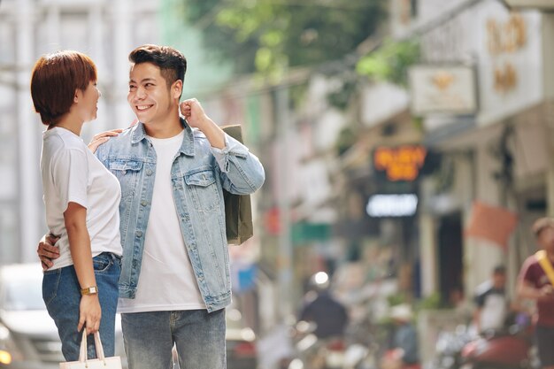 Pareja joven, después, compras