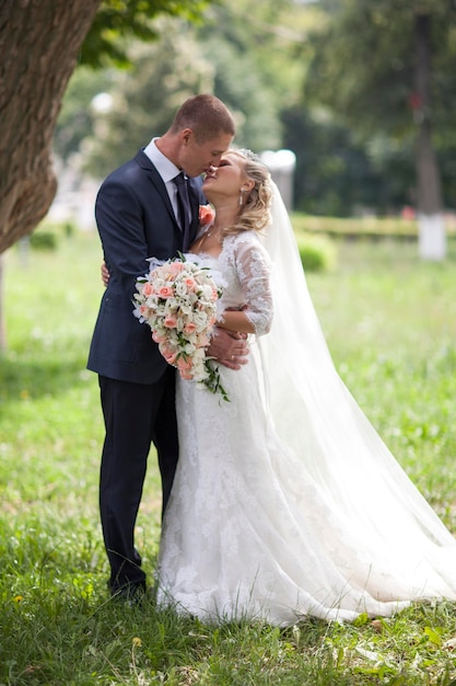 Pareja joven en el día de la boda 4