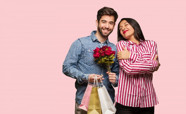 Pareja joven en el día de San Valentín dando un abrazo