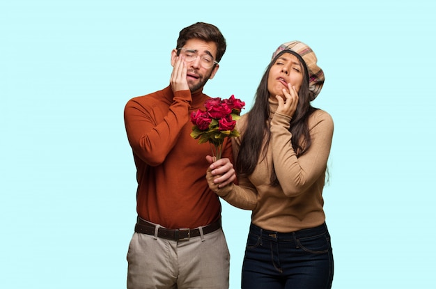 Pareja joven en dia de san valentin desesperada y triste