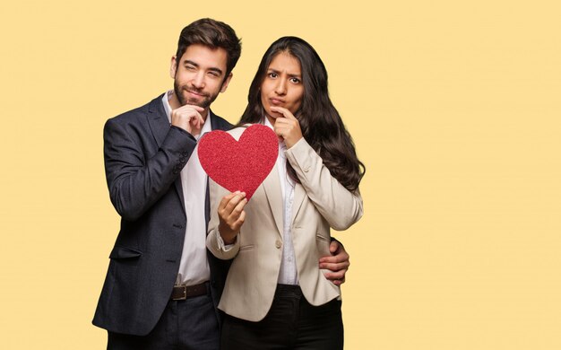 Pareja joven en día de san valentín dudando y confundida.