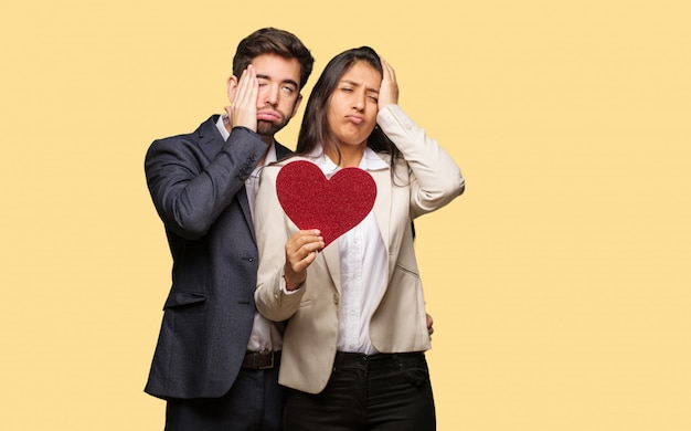 Pareja joven en el día de San Valentín olvidadizo, realizar algo