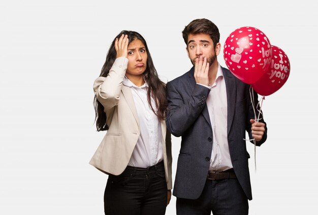 Pareja joven en el día de San Valentín preocupado y abrumado