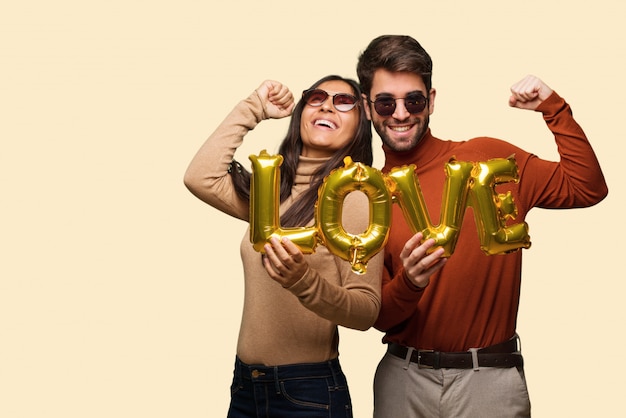 Foto pareja joven en el día de san valentín que no se rinde.