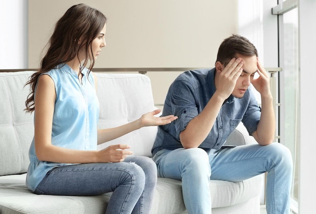 Pareja joven discutiendo en casa