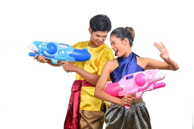 Una pareja joven disfruta con una pistola de agua en el festival Songkran