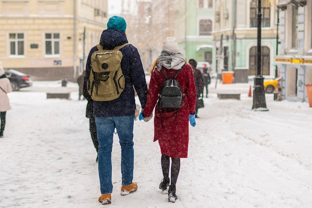 Foto pareja joven disfrutando de un paseo por las calles de la ciudad en la temporada de invierno b