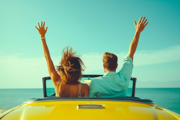 Una pareja joven disfrutando de un paseo por la playa en un descapotable