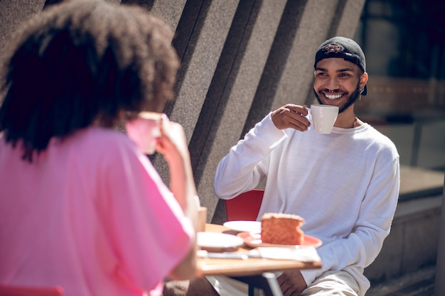 Pareja joven disfrutando del tiempo juntos en el café