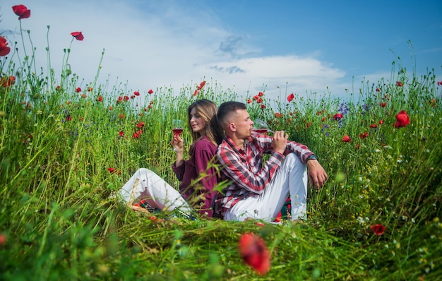 Una pareja joven disfrutando el tiempo juntos en el romance del prado rojo