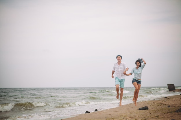 Una pareja joven se divierte el día de verano en la playa