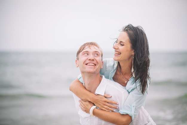 Una pareja joven se divierte el día de verano en la playa