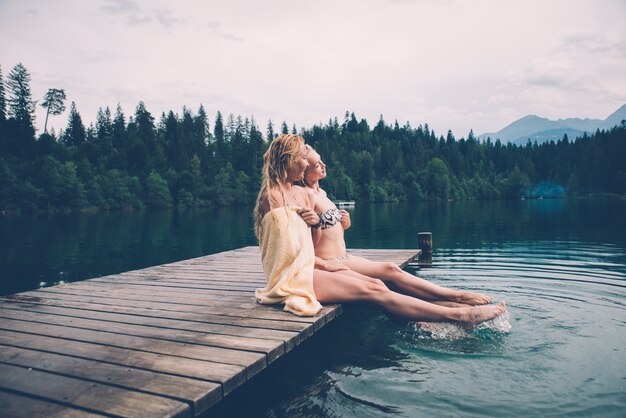 Pareja joven divirtiéndose en el lago por la mañana