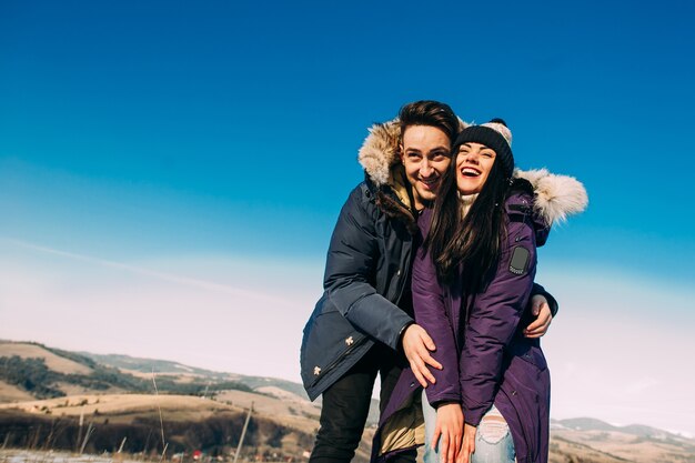 Pareja joven divirtiéndose en la nieve