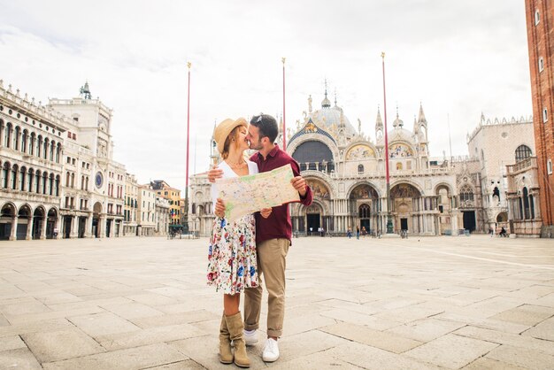 Pareja joven divirtiéndose durante su visita a Venecia - Turistas que viajan por Italia y visitan los lugares más importantes de Venecia - Conceptos sobre estilo de vida, viajes, turismo