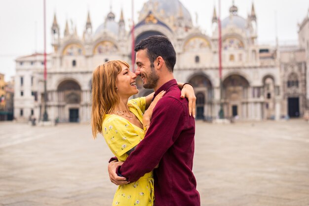 Pareja joven divirtiéndose durante su visita a Venecia - Turistas que viajan por Italia y visitan los lugares más importantes de Venecia - Conceptos sobre estilo de vida, viajes, turismo