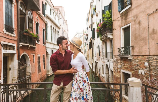 Pareja joven divirtiéndose durante su visita a Venecia - Turistas que viajan por Italia y visitan los lugares más importantes de Venecia - Conceptos sobre estilo de vida, viajes, turismo