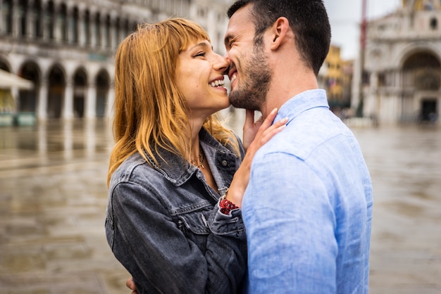 Pareja joven divirtiéndose durante su visita a Venecia - Turistas que viajan por Italia y visitan los lugares más importantes de Venecia - Conceptos sobre estilo de vida, viajes, turismo