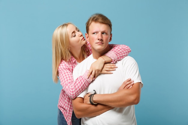 Pareja joven dos amigos chico chica en blanco rosa diseño en blanco vacío camisetas posando