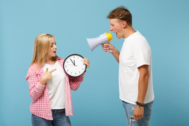 Pareja joven, dos amigos, chico y mujer, en, blanco, rosa, vacío, camisetas, posar