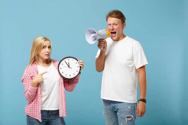 Pareja joven, dos amigos, chico y mujer, en, blanco, rosa, vacío, camisetas, posar