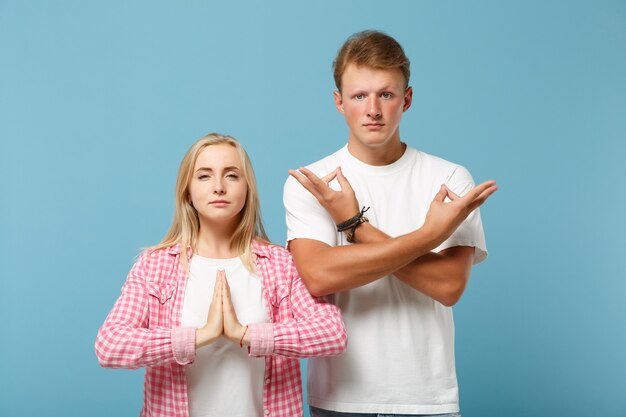 Pareja joven dos amigos hombre y mujer en camisetas rosas blancas posando