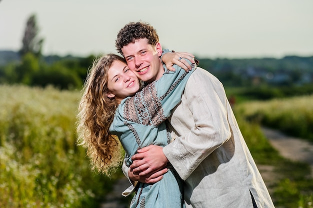 Pareja joven en dreses tradicionales ucranianos