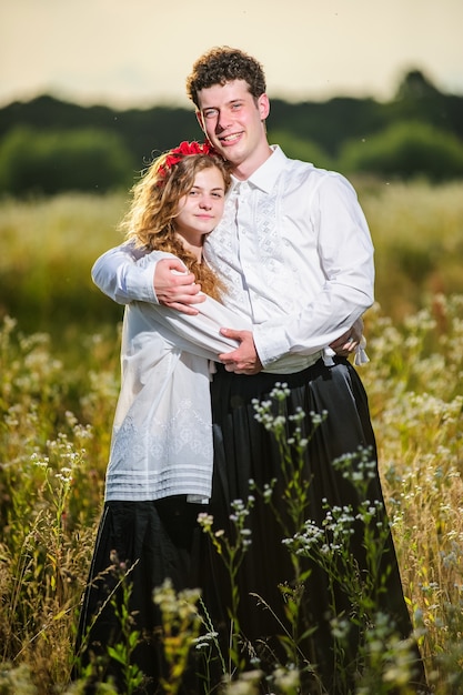 Pareja joven en dreses tradicionales ucranianos