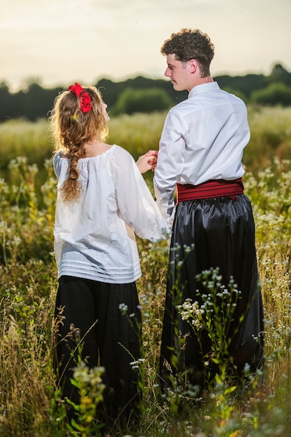 Pareja joven en dreses tradicionales ucranianos