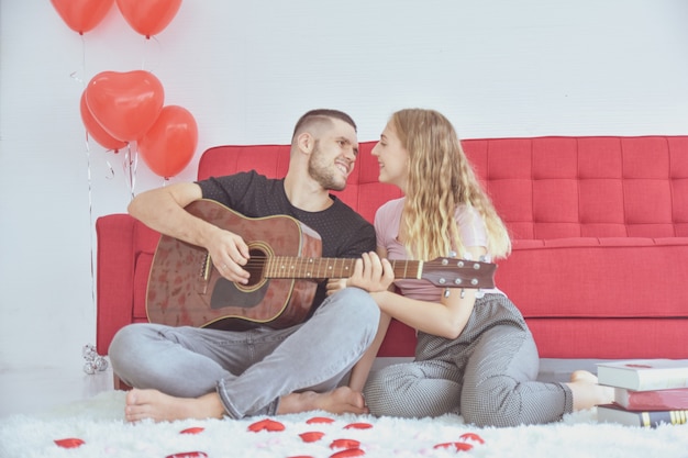 Pareja joven dulce amor en la cama habitación mañana enfoque suave