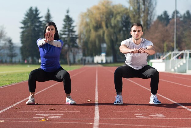 pareja joven, ejercitar, en, ciudad, parque, área, entrenamiento, y, ejercitar, para, resistencia, condición física, estilo de vida saludable, concepto, al aire libre