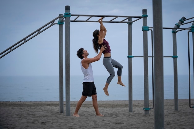 pareja joven, ejercitar, en la playa