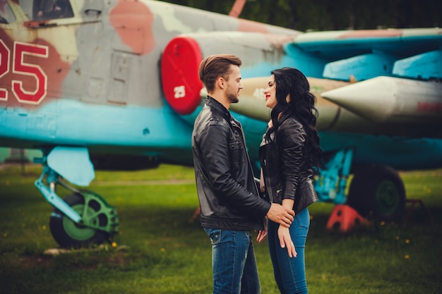 Pareja joven y elegante es tomados de la mano