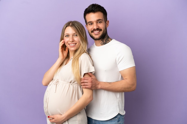 Pareja joven embarazada y feliz