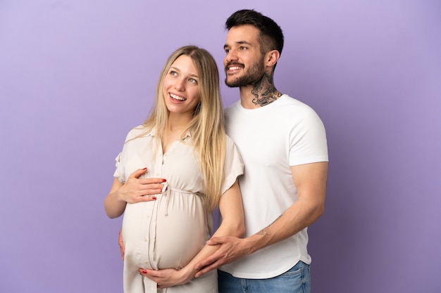 Pareja joven embarazada y feliz