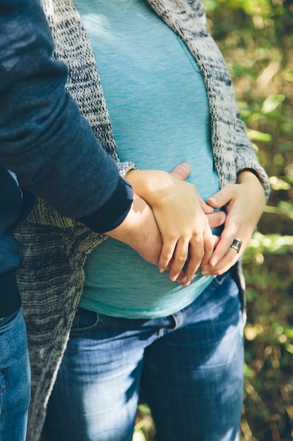 Pareja joven embarazada en el parque