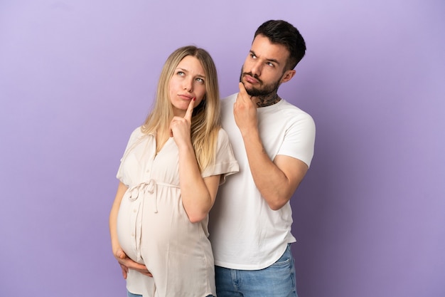 Pareja joven, embarazada, y, pensamiento