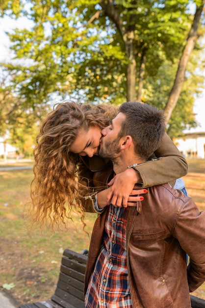 Pareja joven con las emociones más dulces