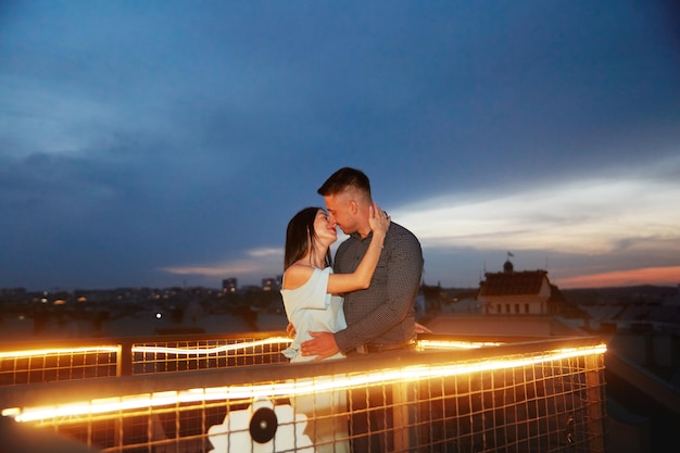 Foto una pareja joven y enamorada se abraza en el fondo negro.